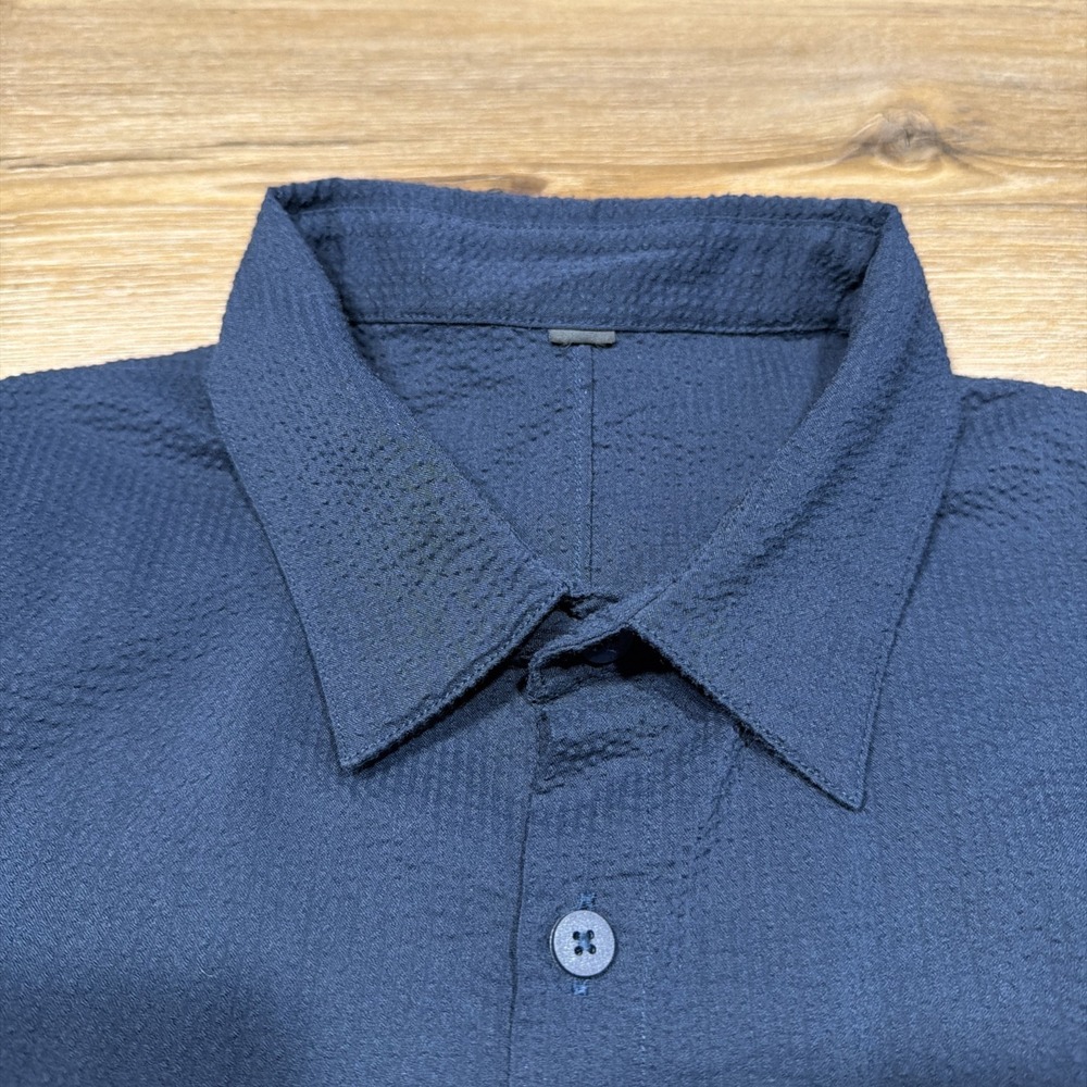 Lululemon Seersucker Shirt Mens MEDIUM Navy Blue Short Sleeve Performance Preppy - Picture 4 of 8
